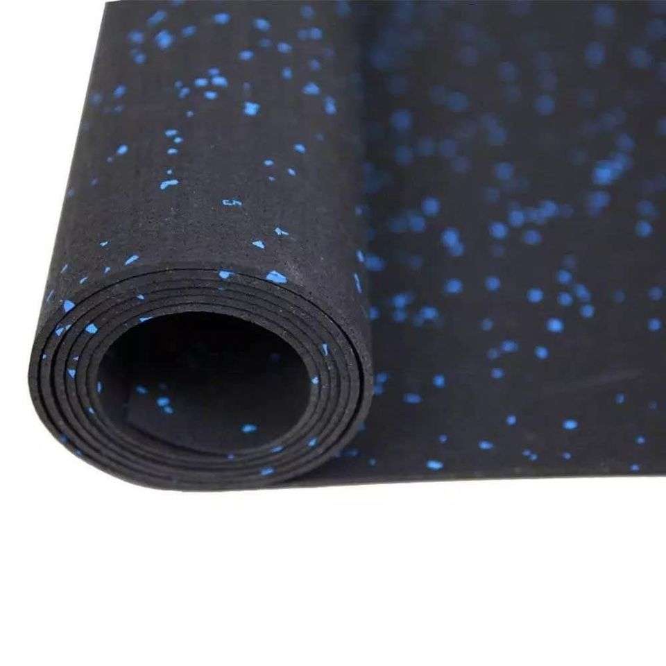 Piso de gimnasio color negro con puntos azules