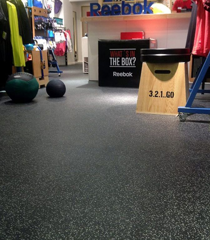 Asi debe ser el piso de un gimnasio limpio y atractivo para los clientes