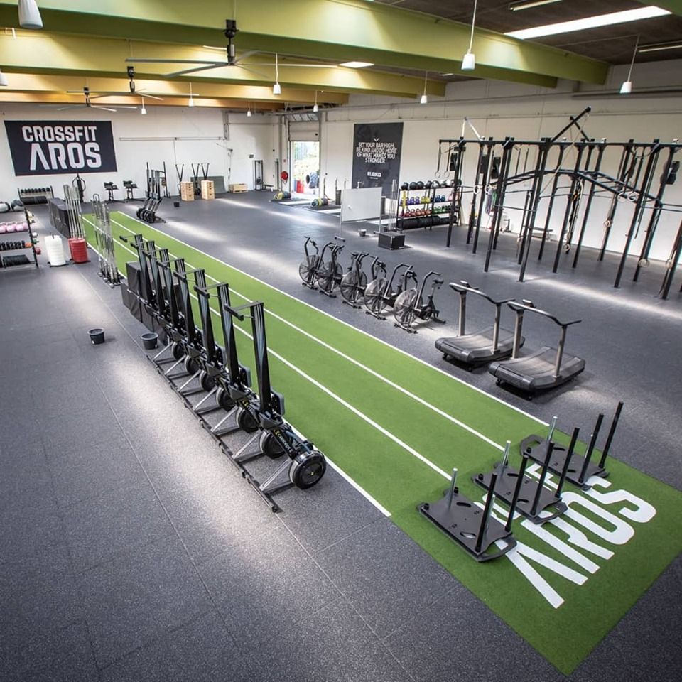 Sala de gimnasio usando piso de goma o piso de caucho en rollo