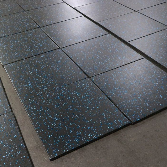 Losetas de piso decolor negro con chispado azul en forma de baldosas para piso de gimnasio