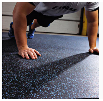 Este es un piso de goma  de color azul chispado usado en gimnasios