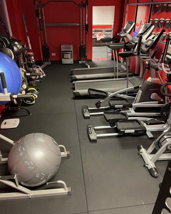 Baldosas de Caucho para Gimnasio en Lima | Antideslizantes y Resistentes 🏋️‍♂️