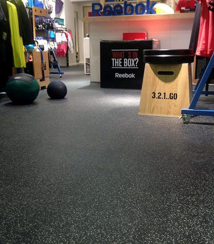 Asi debe ser el piso de un gimnasio limpio y atractivo para los clientes