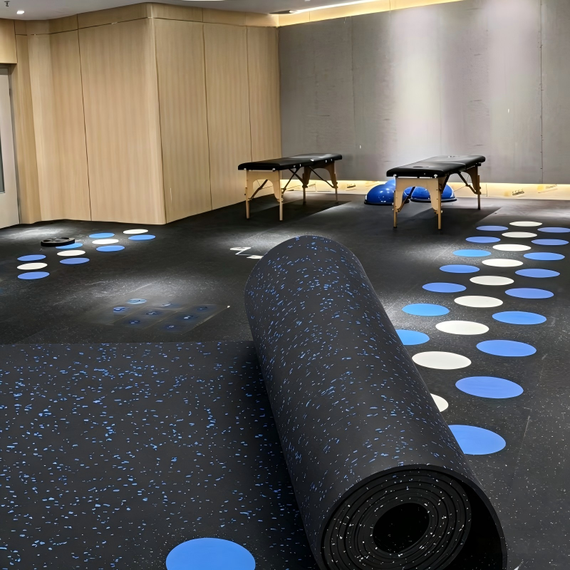 Rollo de caucho con chispas azules en una sala de fitness