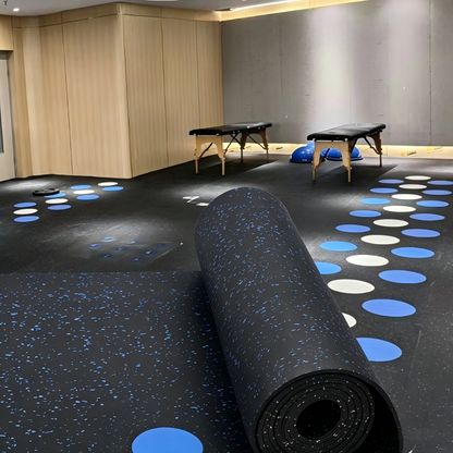 Rollo de caucho con chispas azules en una sala de fitness